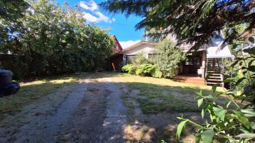 una casa con una strada sterrata nel cortile di Casa Lican Ray 8 Personas a Licán Ray