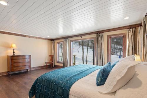 1 dormitorio con cama y ventana en Rivendell, en Beech Mountain