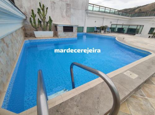 una gran piscina en un edificio en Mar de Cerejeira - Em frente a Prainha, en Arraial do Cabo