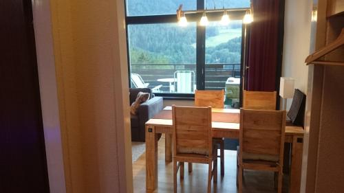 comedor con mesa, sillas y ventana en Semmering Studio-Apartment, en Semmering