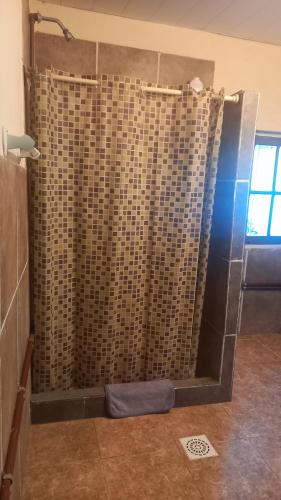um chuveiro com uma cortina na casa de banho em Casa El Encuentro em San Carlos de Bolívar