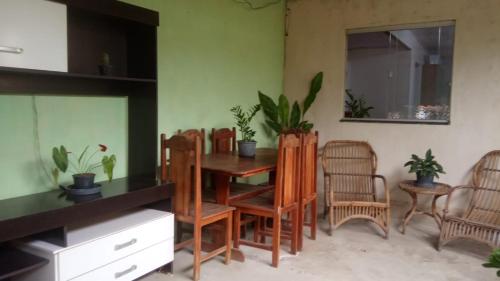 - une salle à manger avec une table et des chaises en bois dans l'établissement CANTINHO DA ROMILDA, à Prado