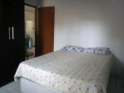 - une chambre avec un lit dans l'établissement CANTINHO DA ROMILDA, à Prado