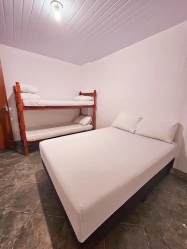 1 dormitorio con 2 camas en una habitación en Casa / kitinete, en Juiz de Fora