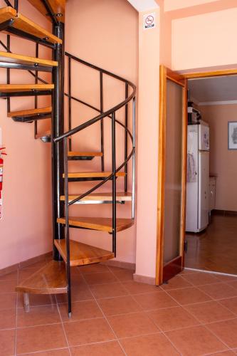 a bunk bed ladder in a room with a kitchen at Attraversiamo in Malargüe