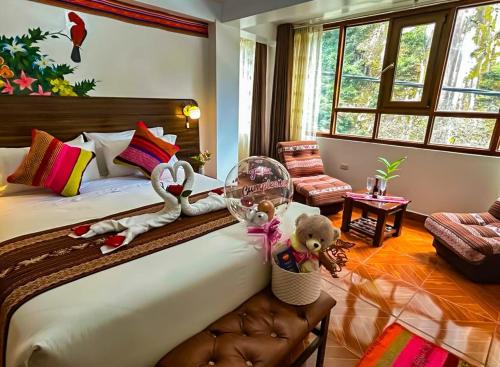 um quarto com uma cama com animais de peluche em Machupicchu Adventure Hotel em Machu Picchu