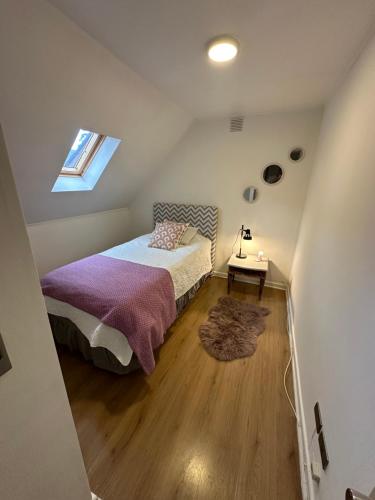 - une petite chambre avec un lit et une fenêtre dans l'établissement Acogedora casa con tinaja y jacuzzi y RENT A CAR, à Puerto Varas