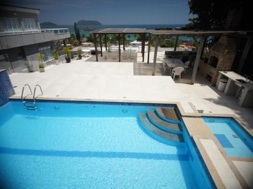 a swimming pool on a building with a patio at Suites em Juquei in Juquei