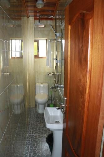 uma casa de banho com 2 WC e um lavatório em DEUDJUI HOTEL em Bafang