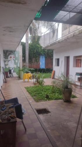 an empty courtyard with a building with a dog in it at Lo de Gavy in Concepción del Uruguay
