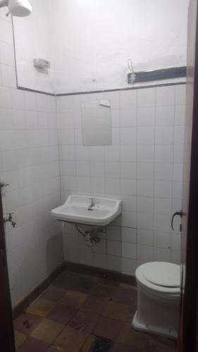 a bathroom with a sink and a toilet at Lo de Gavy in Concepción del Uruguay