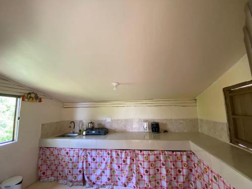 - une cuisine avec un évier et un comptoir dans l'établissement Casa De Campo Donde Se Respira Aire puro., à Marsella