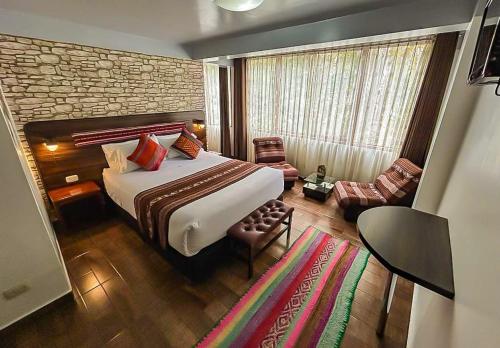 a bedroom with a large bed in a room at Hotel Machupicchu Adventure in Machu Picchu