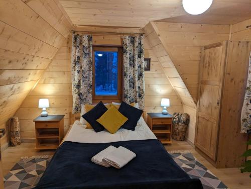 Ένα ή περισσότερα κρεβάτια σε δωμάτιο στο Domek Widokówka Głodówka