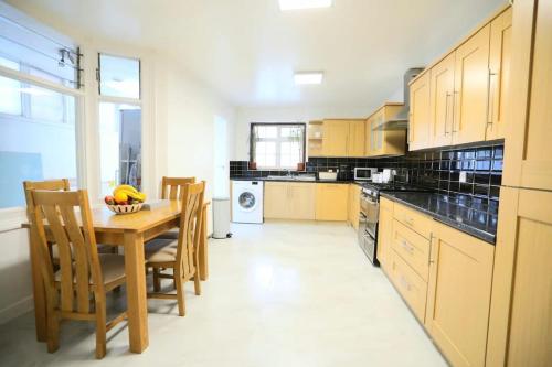 uma cozinha com uma mesa com uma taça de fruta em Impeccable 3 bedroom house em Plumstead