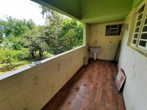 uma casa de banho vazia com um WC e uma janela em linda chácara com casa principal pomar & piscina em Serra Negra