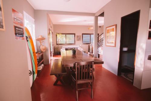 comedor con mesa de madera y sillas en La Serena Hostel, en Pipa