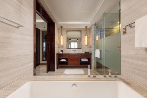 Sheraton Shenzhou Peninsula Resortにあるバスルーム
