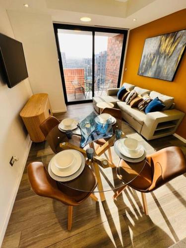 a living room with a couch and a table and chairs at Apartamento 2 Habitaciones, Edificio Airali, Zona 10, Miradolo in Guatemala