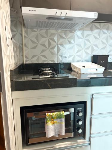 een keuken met een oven en een kookplaat bij AP Smart Center in Campinas