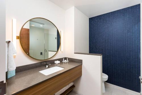 Fairfield Inn & Suites by Marriott Crestview tesisinde bir banyo