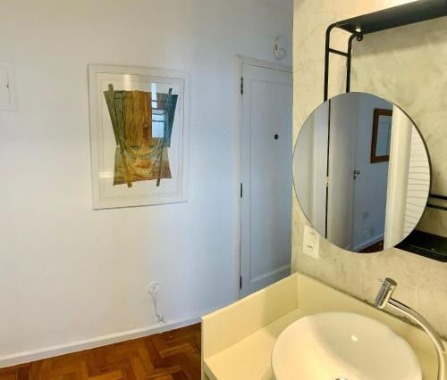 a bathroom with a sink and a mirror at Fronteira Leblon/Ipanema - Vista fantástica! in Rio de Janeiro