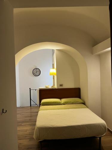 1 dormitorio con 1 cama en una habitación con arco en INTERNATIONAL GARIBALDI *, en Nápoles