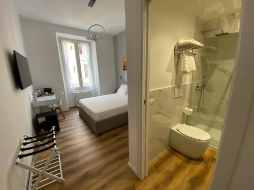 a bathroom with a shower and a toilet and a bed at Belltower Elegans in Rome