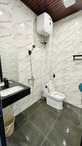 Ein Badezimmer in der Unterkunft Minh Hoang Hotel & Homestay