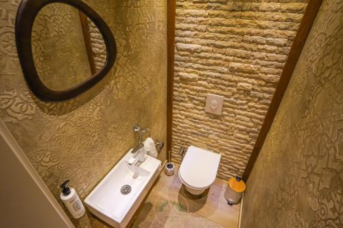 Bilik mandi di Holiday Villas