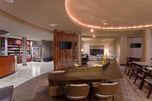 Ο χώρος του lounge ή του μπαρ στο SpringHill Suites by Marriott El Paso