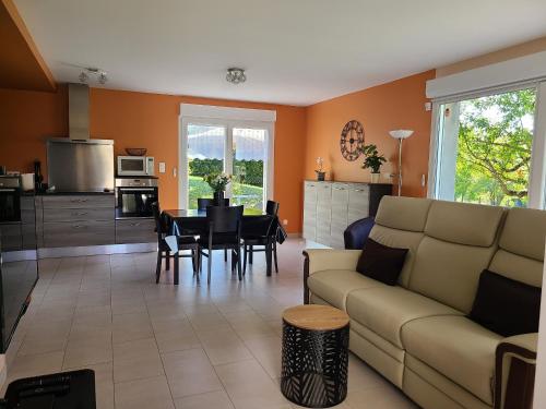 Gîte moderne avec accès indépendant, proche centre-ville et Thermes, terrasse et équipements inclus - FR-1-589-57