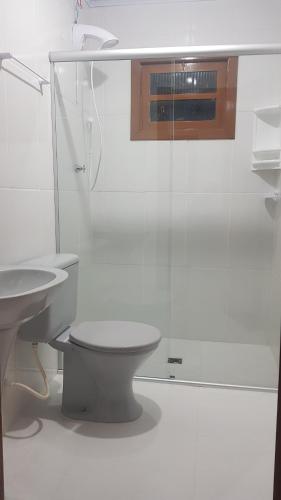 een badkamer met een toilet, een douche en een wastafel bij Casa da Mari in Canela