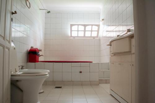 ein weißes Bad mit einem WC und einem Fenster in der Unterkunft Amplio chalet en zona centro in San José