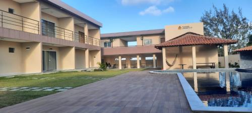 Encantu's pousada في كوندي: اطلالة على ساحة مبنى مع مسبح