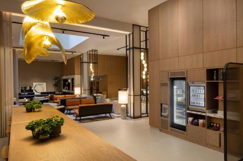 een kamer met een woonkamer en een keuken bij AC Hotel by Marriott Glasgow in Glasgow