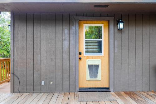 Fotografie z fotogalerie ubytování Petite Chalet with deck near Loch Lomond! v destinaci Kelseyville