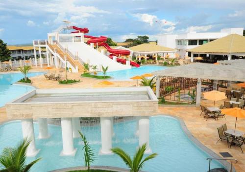 een resort met een zwembad en een waterglijbaan bij Caldas Novas Lacqua Diroma II, III, IV in Caldas Novas