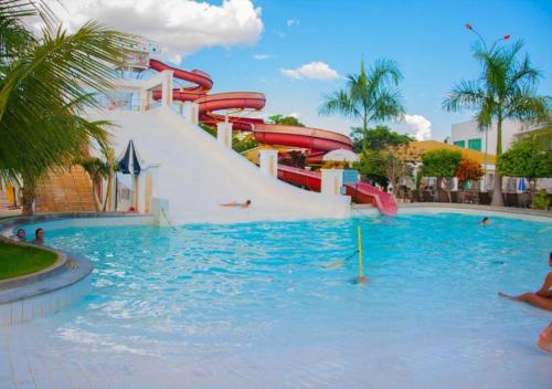 een waterglijbaan in een zwembad bij een resort bij Caldas Novas Lacqua Diroma II, III, IV in Caldas Novas