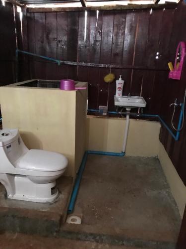 łazienka z toaletą i umywalką w obiekcie Happy Homestay Banlung & Trekking w mieście Banlung