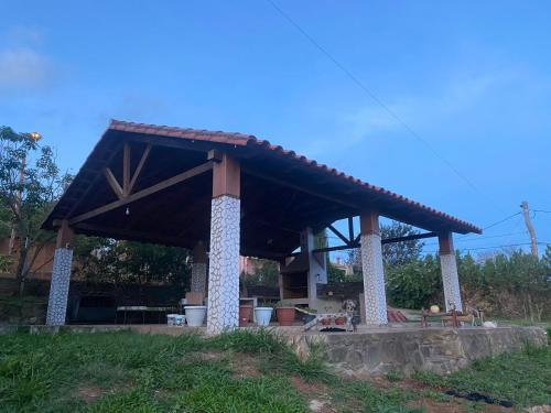 a pavilion with a roof on top of a field at Casa Rural Doña Blanca in Samaipata