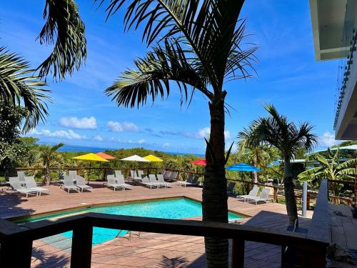 vista su una piscina con sedie e ombrelloni di Old Crow Hotel and Suites a Vieques