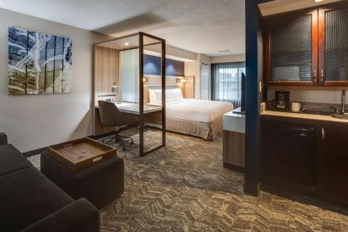 Habitación de hotel con cama y escritorio en SpringHill Suites Dayton South/Miamisburg, en Miamisburg