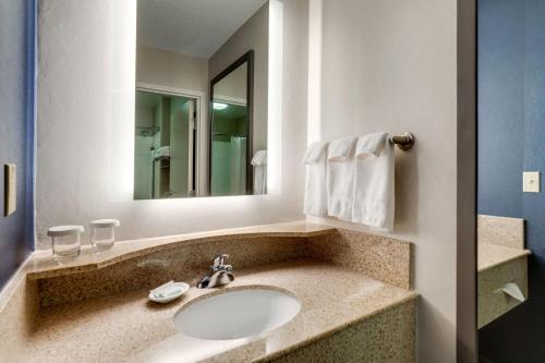 y baño con lavabo y espejo. en SpringHill Suites Dayton South/Miamisburg, en Miamisburg