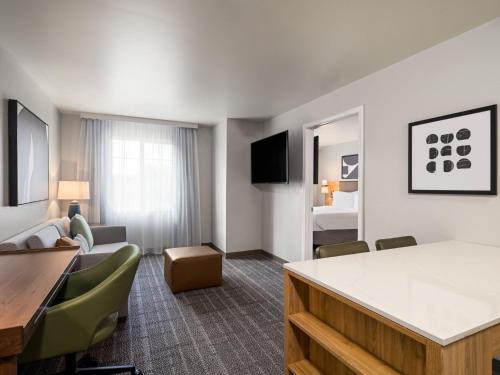 Televisyen dan/atau pusat hiburan di Staybridge Suites Rochester University by IHG