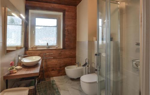 y baño con aseo, lavabo y ducha. en 4 Bedroom Lovely Home In Chiusa Di Pesio, en Chiusa di Pesio