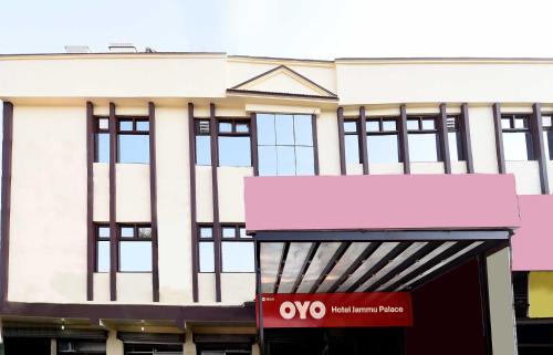 un edificio con un cartello di qento davanti di OYO Hotel Jammu Palace a Jammu