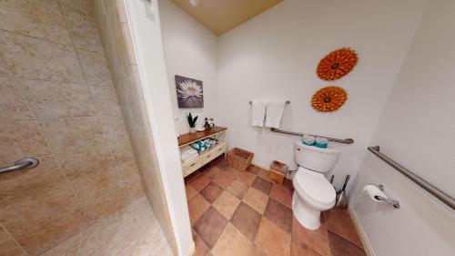 Bilik mandi di LV026 Secluded Downstairs Legacy Villas Studio