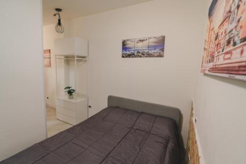 una camera con un letto di City Center - Casa luxury a Ravenna