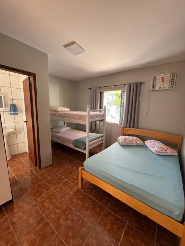 1 dormitorio pequeño con 1 cama y 1 litera en Condominio Horizontal União, en Florianópolis